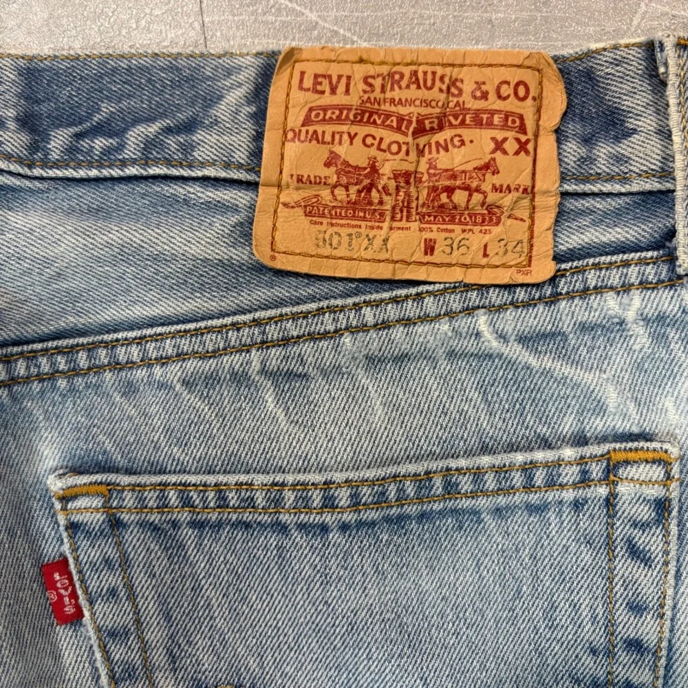 Levis 501 Original Fit Jeans Mens 36x34 Light Wash Blue Denim Button Fly